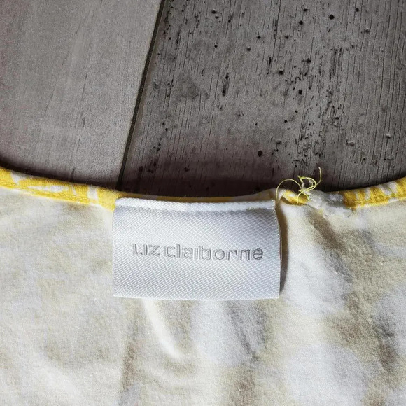 Liz Claiborne Short Sleeve V-Neck Floral Tee Yellow and White Size Large NWOT - Picture 2 of 15